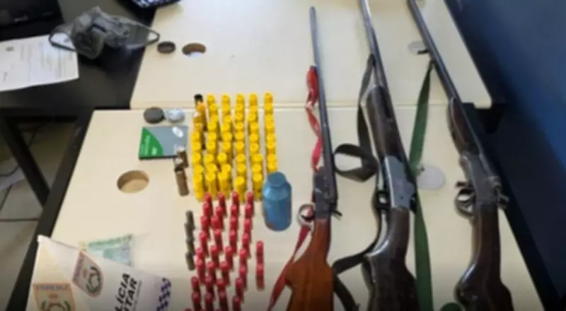 Homem de 60 anos é preso após agredir companheira e ter armas apreendidas em Campos