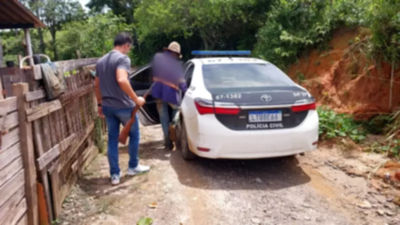 Homem de 69 anos é preso por maus-tratos a animais e porte de arma em Piraí, RJ