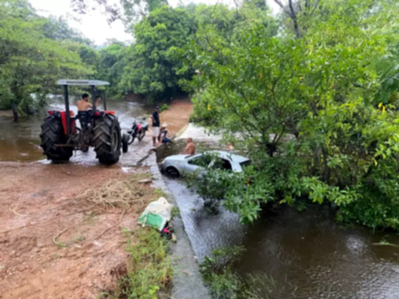 Homem desaparece após carro ser arrastado por rio em Porteirinha, Minas Gerais