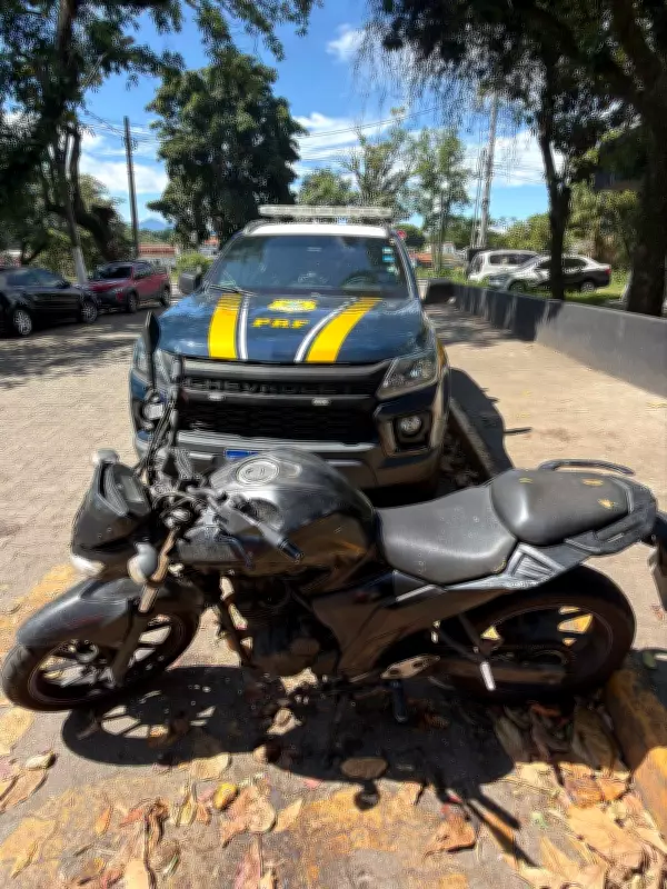 Homem é detido com moto clonada na Via Dutra em Resende, Rio de Janeiro