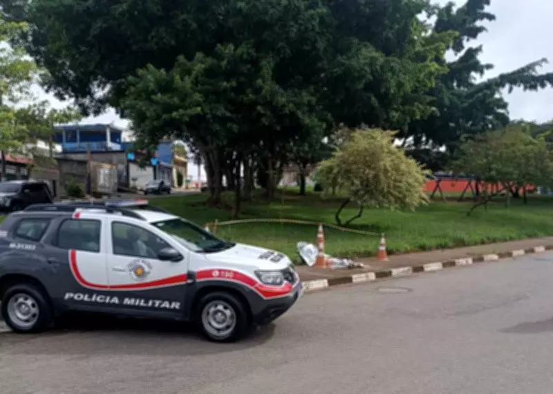 Homem é encontrado morto em praça de Arujá em caso registrado como suspeito