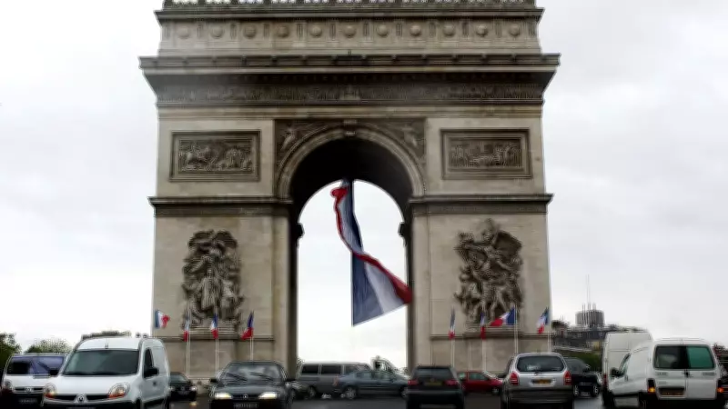 Homem é morto por policiais ao tentar esfaquear músico militar em Paris