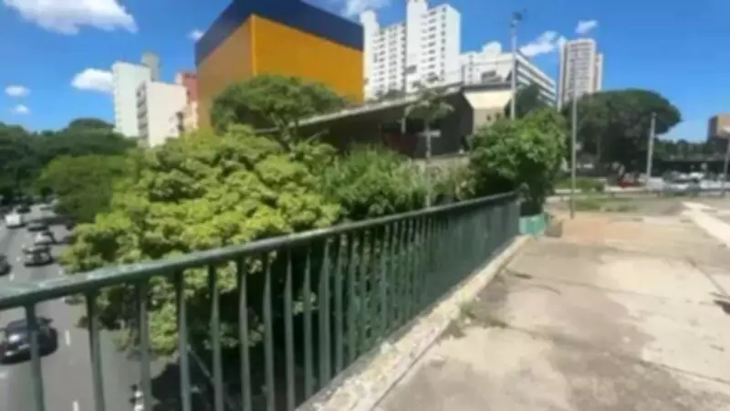 Homem é preso após empurrar ex-companheira de viaduto em São Paulo; vítima está inconsciente