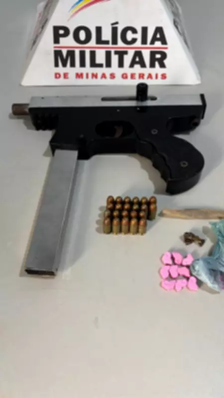 Homem é preso com submetralhadora e drogas ao desembarcar de ônibus em Rio Pardo de Minas