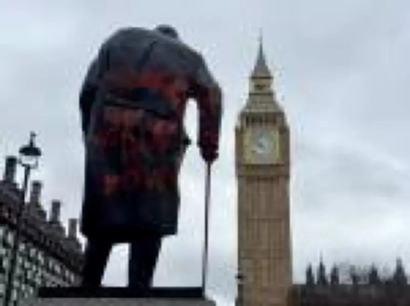 Homem é preso por pichar estátua de Churchill com frases pró-Palestina em Londres