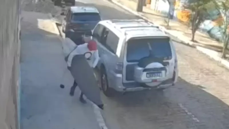 Homem quebra vidro de carro e furta prancha de surfe em Fortaleza; ação foi flagrada por câmeras