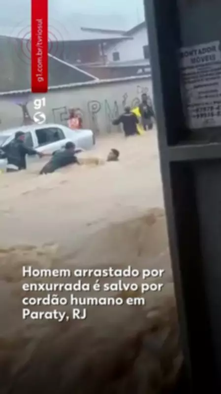 Homem é salvo por cordão humano após ser arrastado por enxurrada em Paraty, RJ