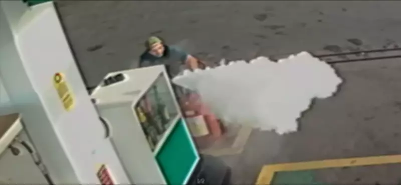 Homens em carro conversível causam tumulto em posto de gasolina no Distrito Federal