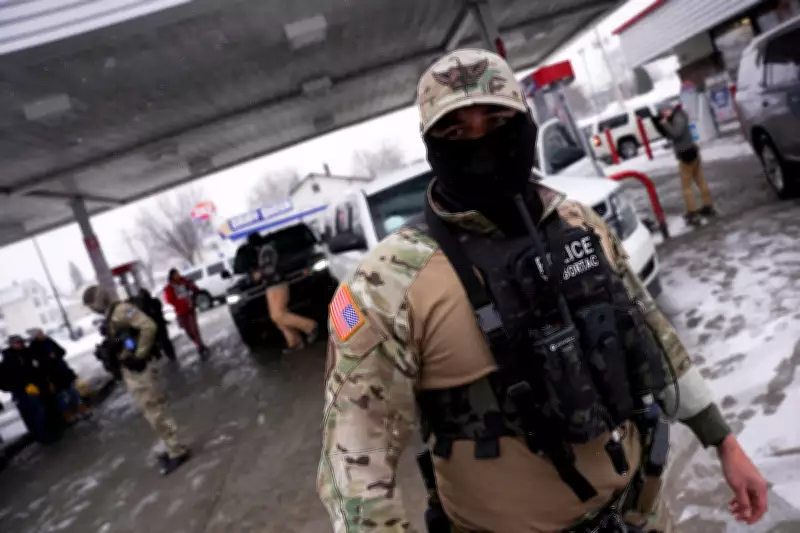 ICE contrata 12 mil agentes em um ano e uso de máscaras gera polêmica sobre direitos humanos