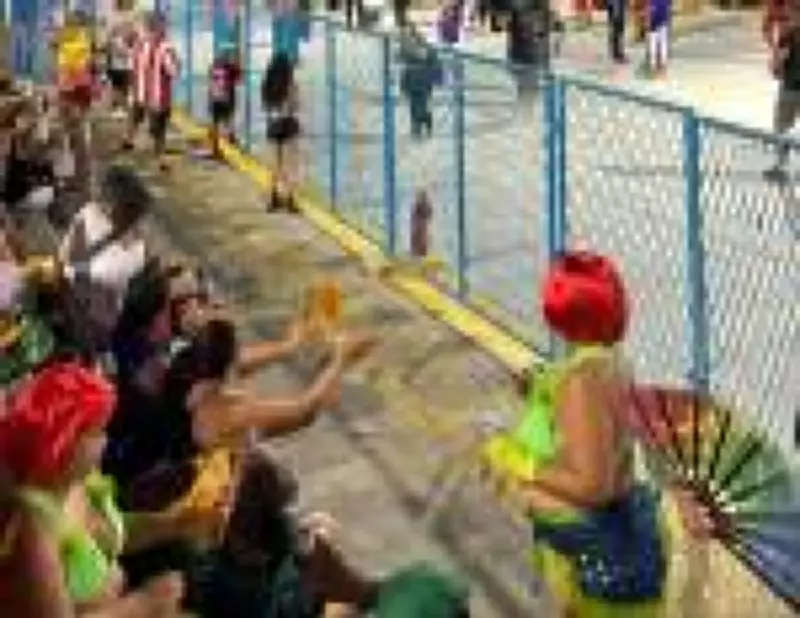 Idosa se disfarça com chapéu e óculos para curtir Carnaval com atestado falso