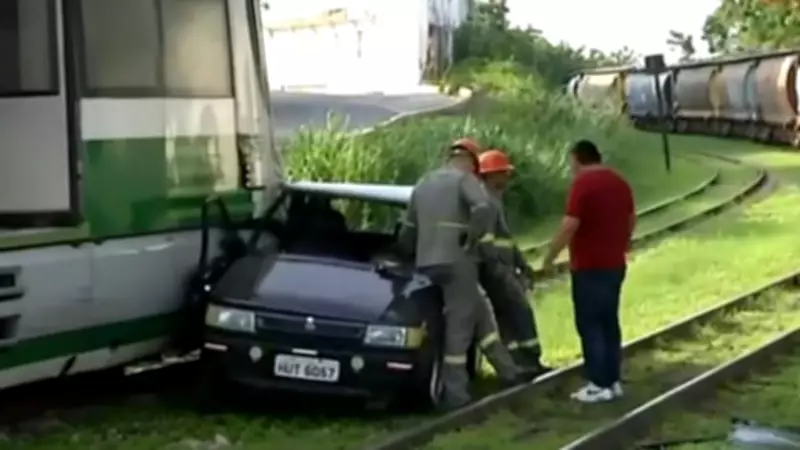 Idoso de 75 anos se fere após carro avançar preferencial e colidir com VLT em Sobral