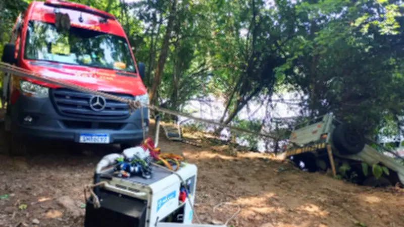 Idoso de 76 anos morre e dois amigos são resgatados após acidente com carretinha no Rio Araguari, em Uberlândia