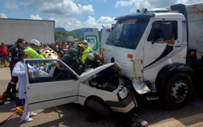 Idoso de 80 anos fica ferido em colisão entre caminhão e carro na MG-290 em Borda da Mata