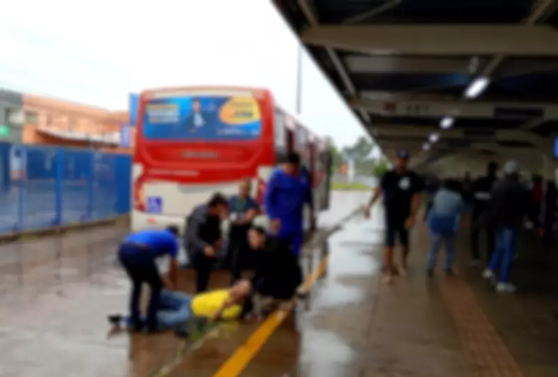 Idoso fica ferido após ser prensado por ônibus em terminal de Campo Grande