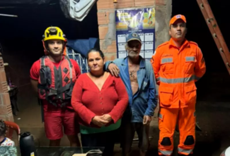 Idoso fica ilhado em contêiner após 'cabeça d'água' em Montes Claros e resgata esposa e filhotes