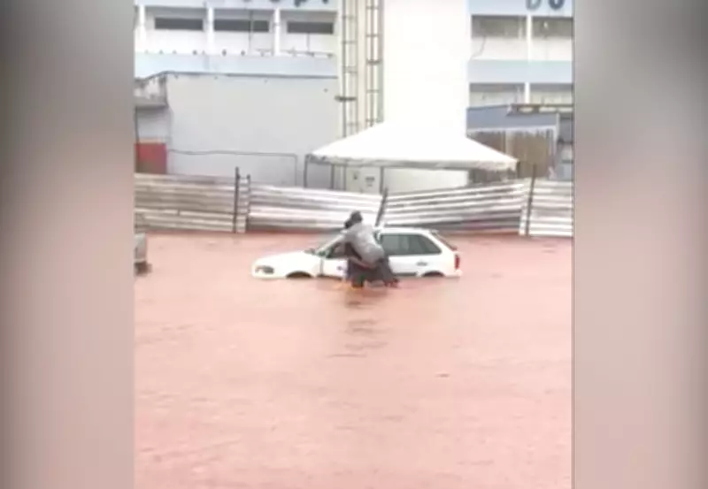 Idoso é salvo por jovens após carro ficar ilhado em enchente no centro de Araguaína