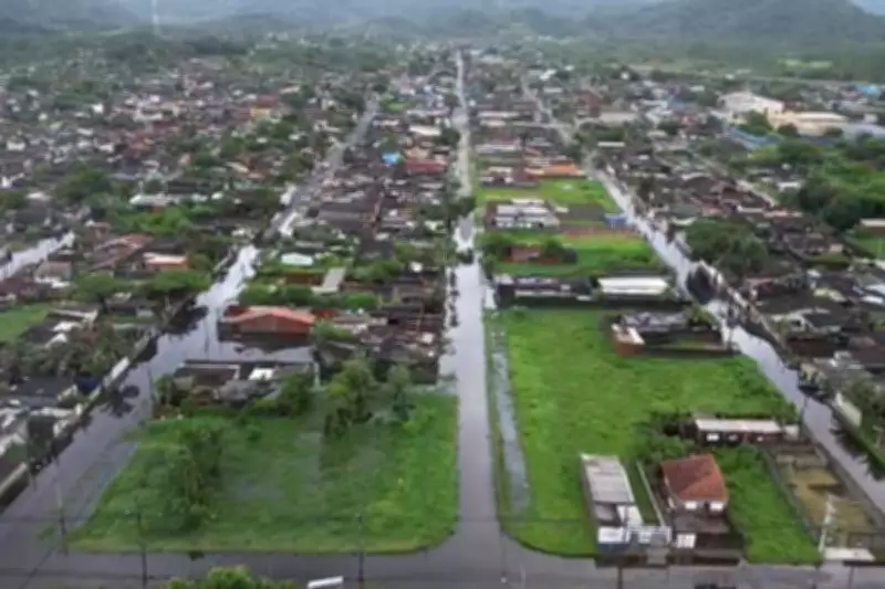 Imagens aéreas revelam Peruíbe submersa após chuvas intensas; quase 500 desalojados