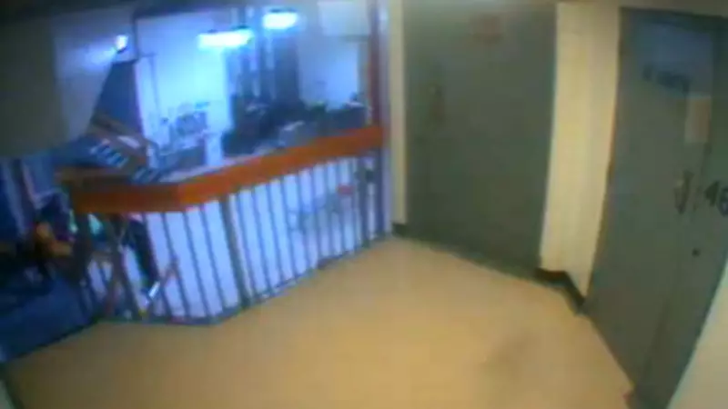 Imagens inéditas mostram momento em que Jeffrey Epstein é encontrado morto na prisão