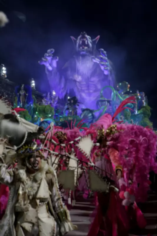 Imperatriz Leopoldinense apresenta lobisomem gigante de 20 metros em carro alegórico