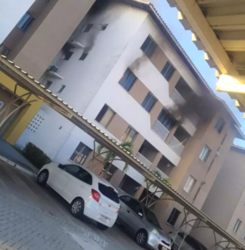 Incêndio atinge apartamento na Barra dos Coqueiros, em Aracaju, nesta quarta-feira