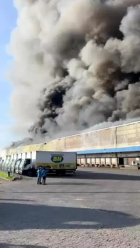 Incêndio atinge galpões de centro logístico em Viana, ES; não há feridos