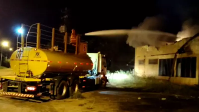 Incêndio consome galpão de cooperativa de recicláveis em Ilha Solteira (SP)