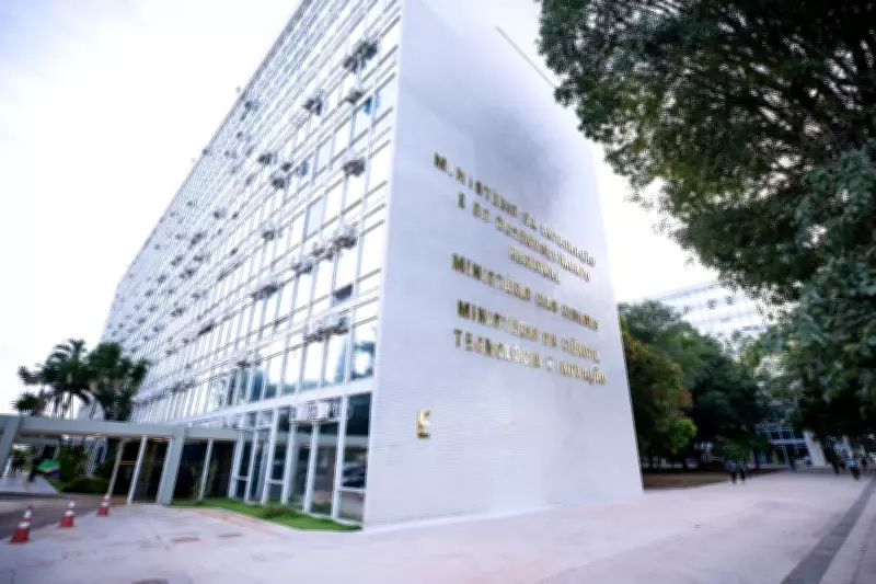 Incêndio controlado na subestação do Ministério da Ciência e Tecnologia em Brasília