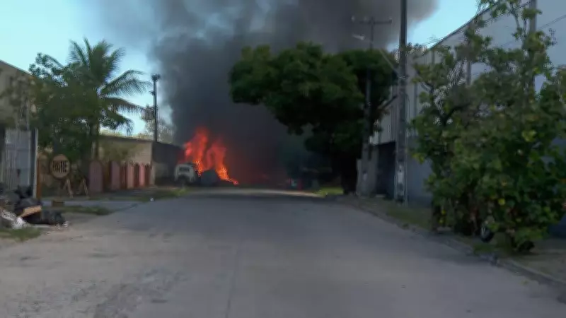 Incêndio de grandes proporções atinge depósito de sucata na Imbiribeira, Recife
