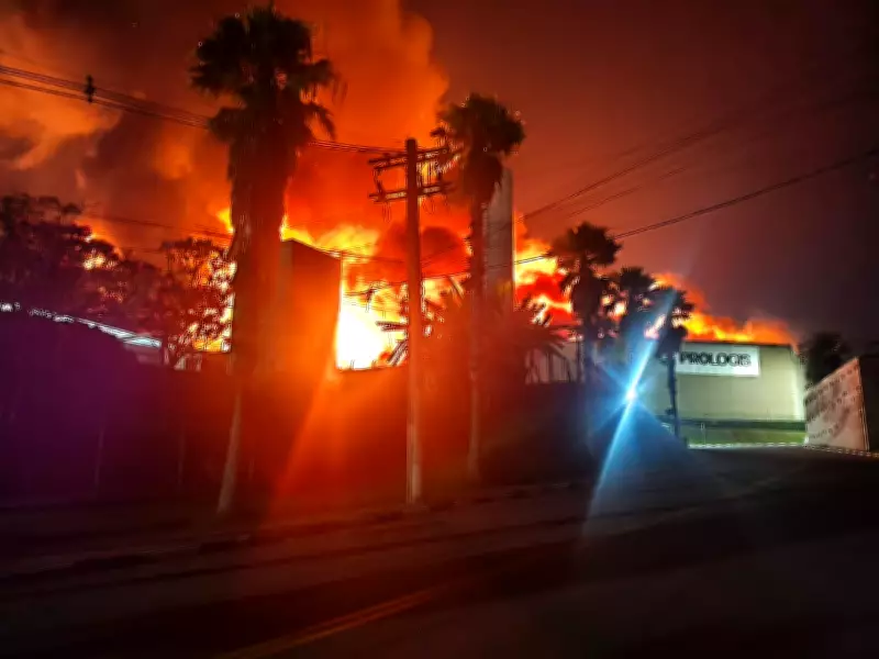 Incêndio de grandes proporções consome empresa em Arujá, na Grande São Paulo