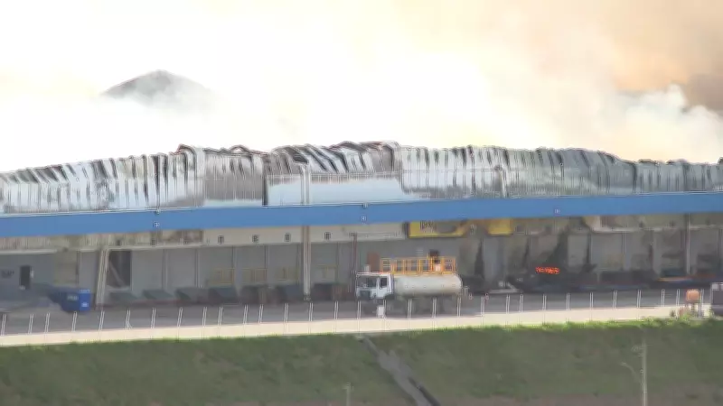 Incêndio de grandes proporções destrói centro de distribuição em Viana, ES