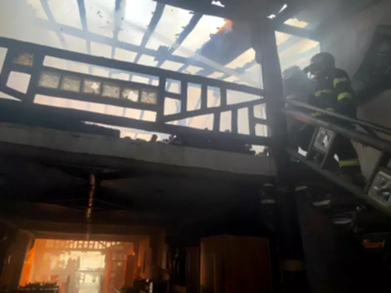 Incêndio de grandes proporções destrói restaurante em São Sebastião, SP