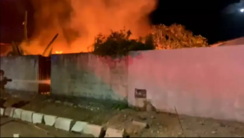 Incêndio destrói casa com recicláveis em João Pessoa; teto desaba