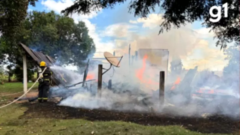 Incêndio destrói casa de madeira em Sinop após queima de pragas sair do controle