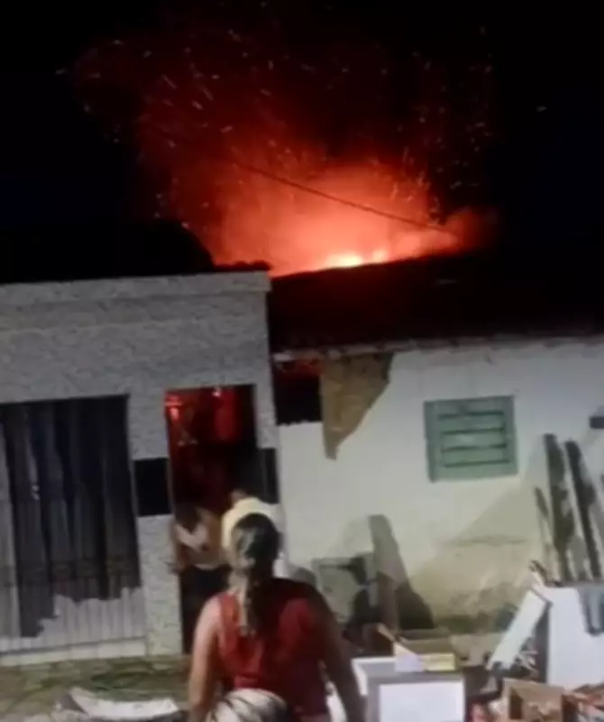 Incêndio destrói parte de casa no Rangel, em João Pessoa; proprietário é apontado como causador