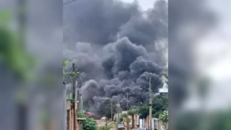 Incêndio em ferro-velho provoca coluna de fumaça gigante em Uberlândia; cão é resgatado