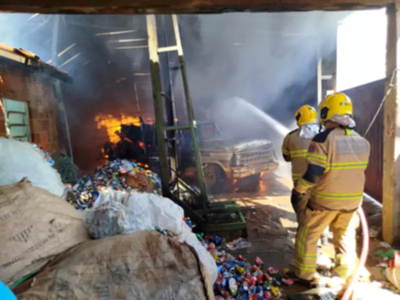 Incêndio em galpão de recicláveis ameaça residências em Janaúba, Norte de Minas