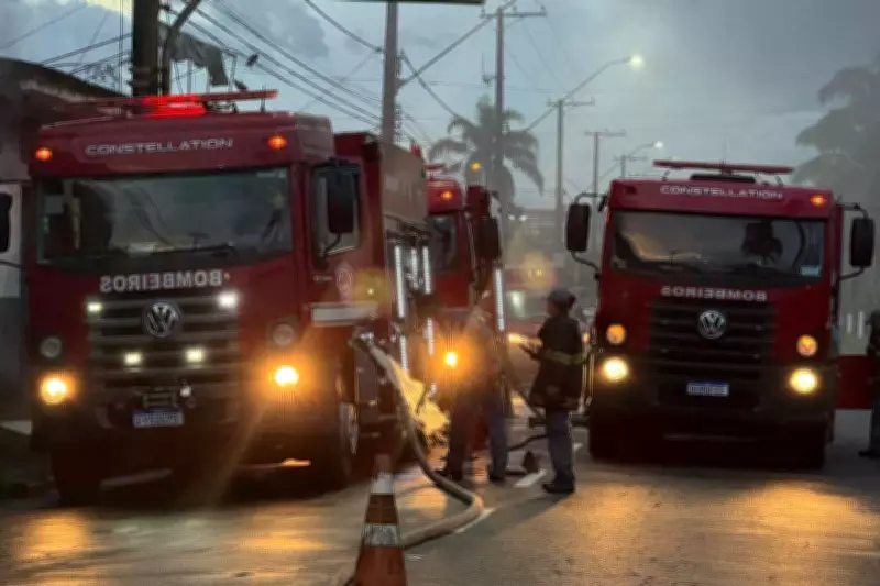 Incêndio em galpão mobiliza 25 bombeiros e nove viaturas em Praia Grande