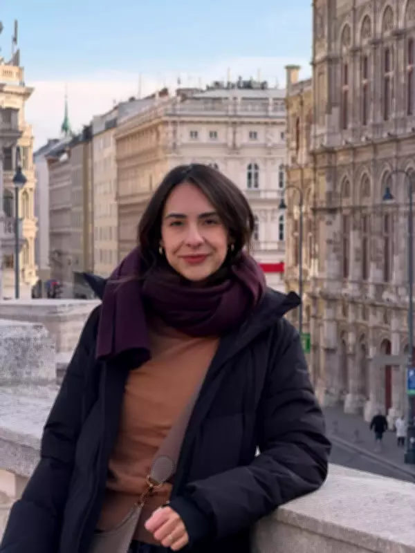 Influenciadora Evelin Camargo descobre linfoma raro associado a prótese mamária