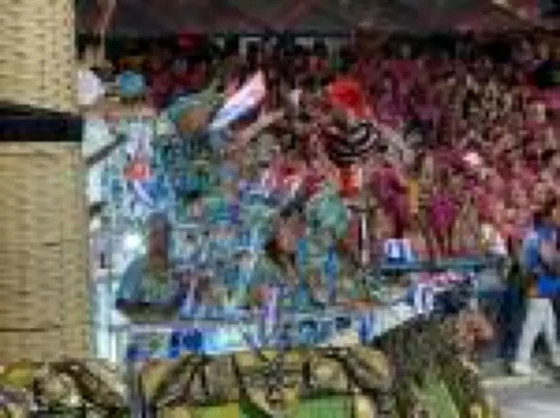 Integrantes da Tuiuti desfilam com bandeira de Cuba e geram protestos na Sapucaí