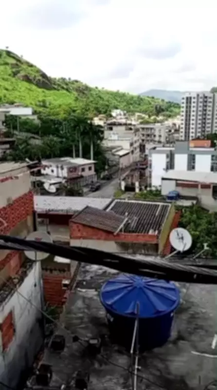 Intenso tiroteio em Vila Kosmos: Operação policial busca criminosos fortemente armados