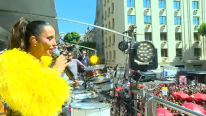 Ivete Sangalo arrasta 500 mil foliões no Rio em estreia histórica no carnaval de rua