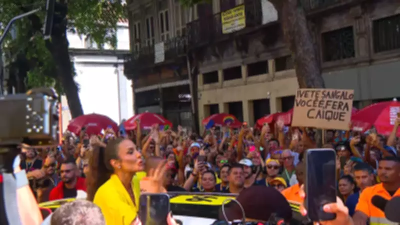 Ivete Sangalo estreia puxando trio elétrico no carnaval de rua do Rio de Janeiro