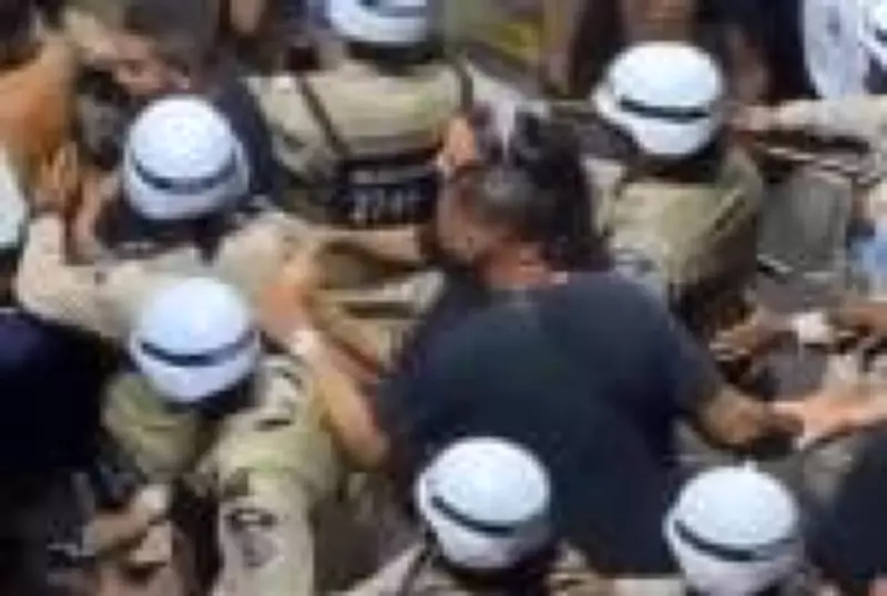 Ivete Sangalo revolta-se com policiais que empurravam foliões no Carnaval de Salvador