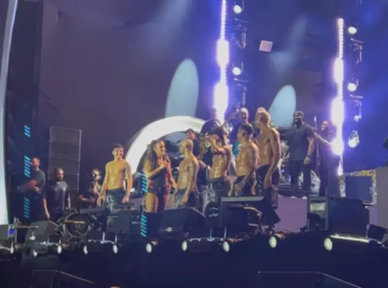 Ivete Sangalo solteira no Carnaval brinca e 'paquera' bailarinos em show