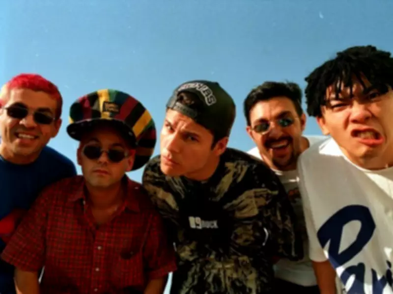 Jaqueta e bicho de pelúcia intactos são achados em exumação dos Mamonas Assassinas em Guarulhos