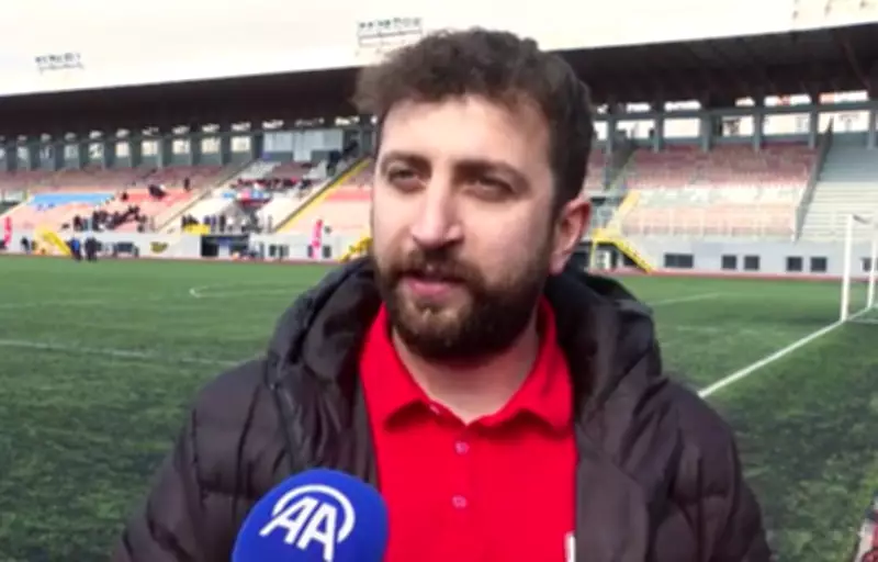 Jogador turco salva gaivota com massagem cardíaca após bola atingir ave durante partida