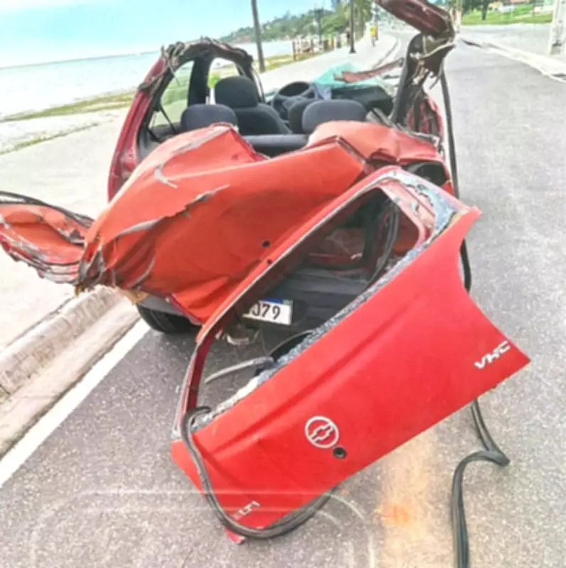 Jovem de 20 anos sofre ferimentos graves após capotar veículo na RJ-106 em Araruama