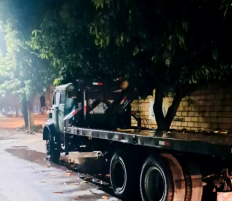 Jovem de 22 anos morre após colidir com caminhão estacionado em local sem iluminação em Leme