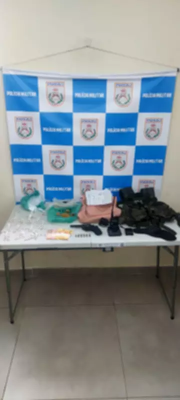 Jovem de 23 anos é preso com armas e drogas em Volta Redonda após denúncia de envolvimento em homicídios