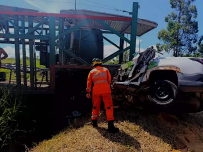 Jovem de 24 anos morre em colisão frontal entre caminhão-cegonha e caminhonete na BR-262 em Araxá